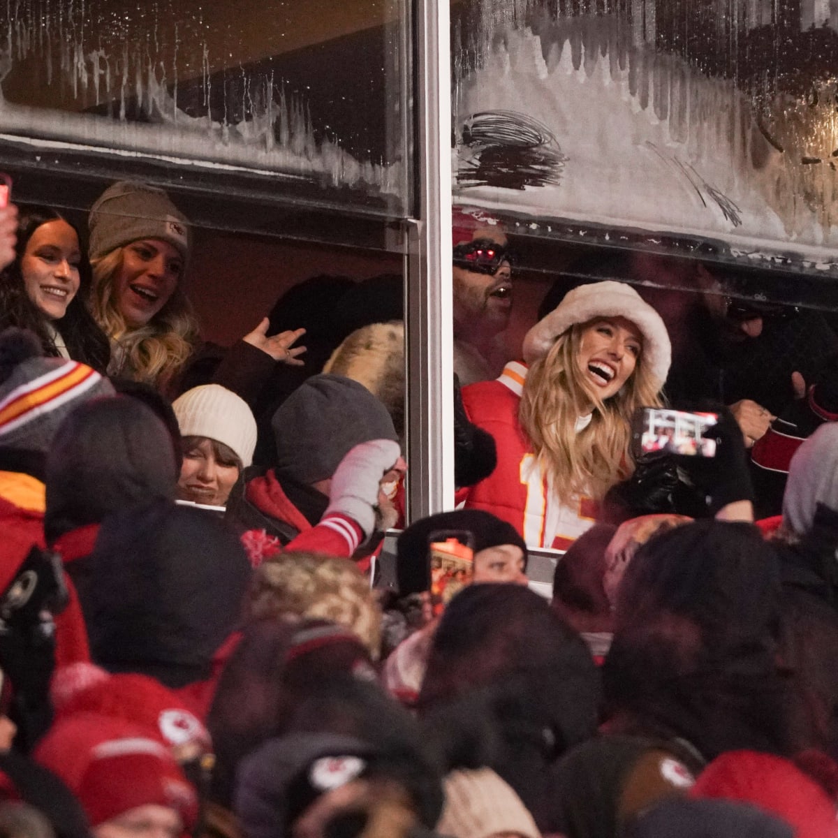 Taylor Swift rocks beanie with Travis Kelce's number for Chiefs game