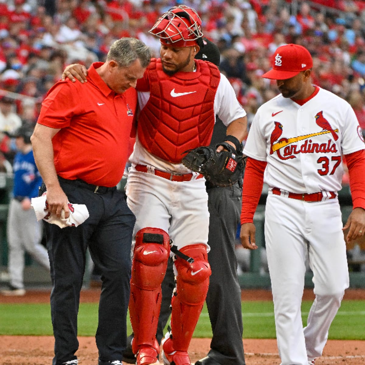 Cardinals fumble away Opening Day, Contreras leaves St. Louis debut with a  right-knee injury