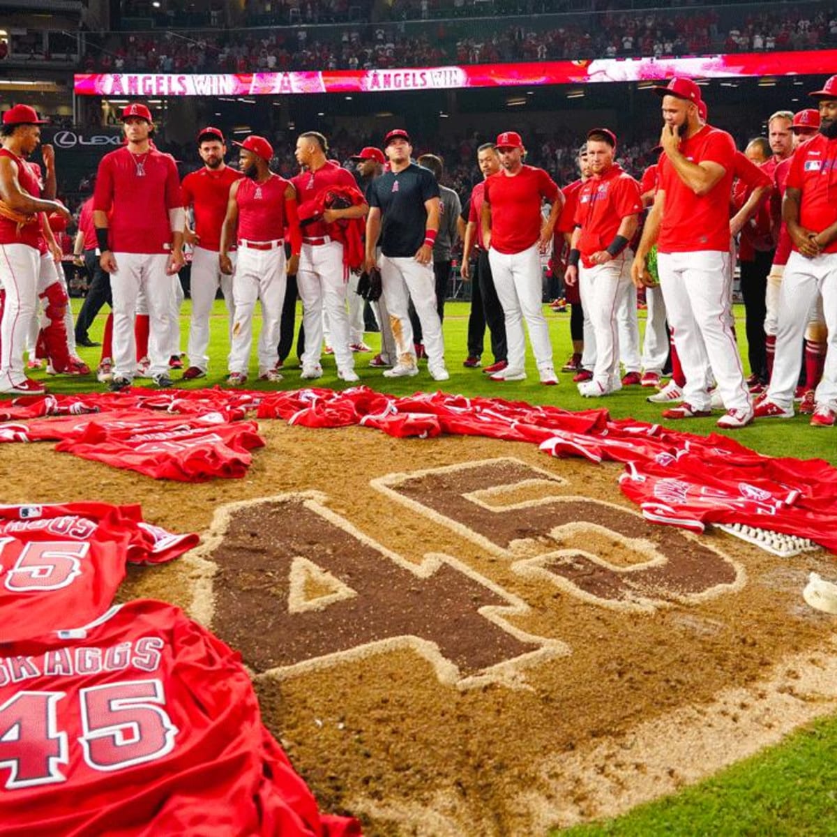 Tyler Skaggs' mom throws first pitch in Angels' 1st home game since his  death