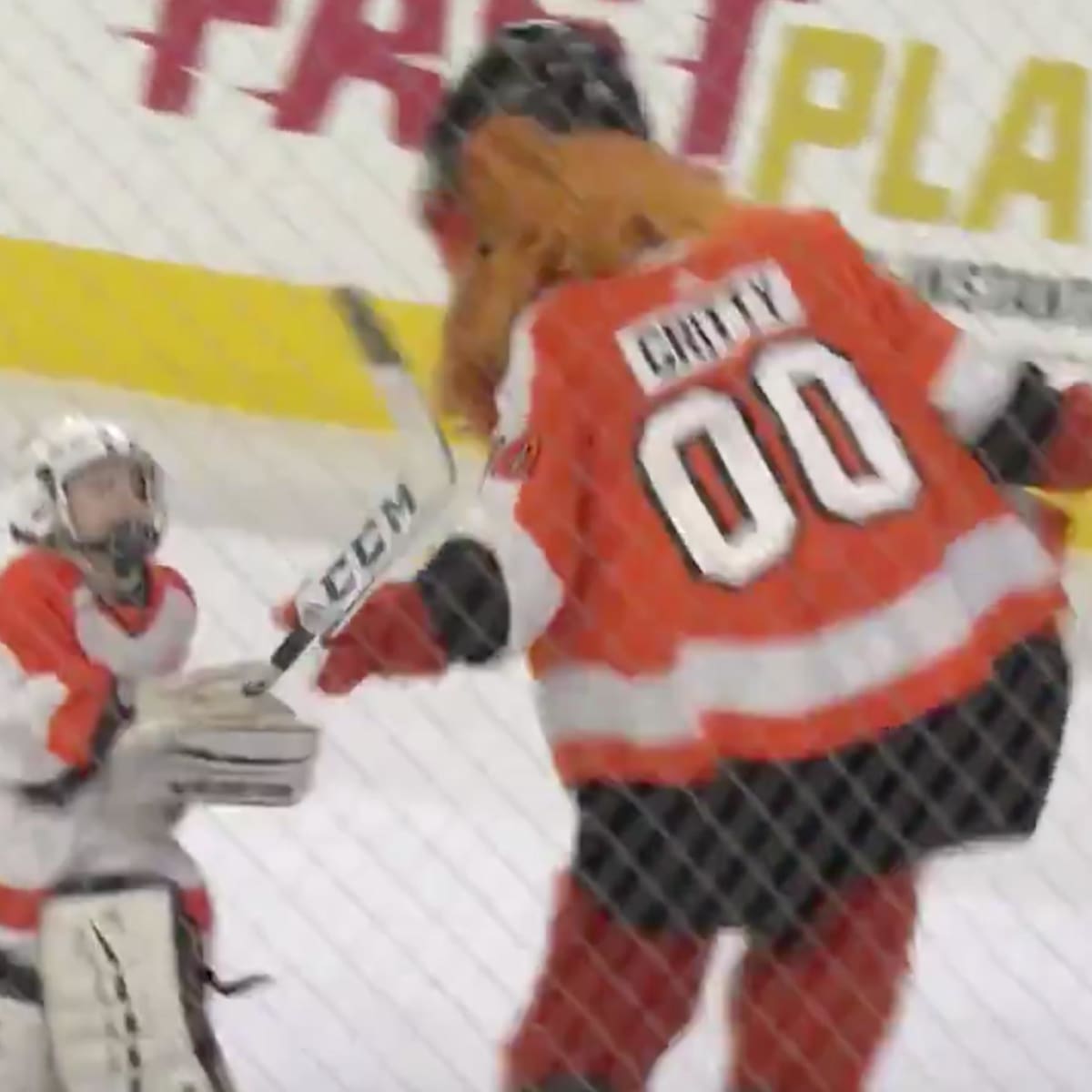 Internet defends 'Gritty' after Philly Flyers mascot is accused of punching  a kid — RT USA News