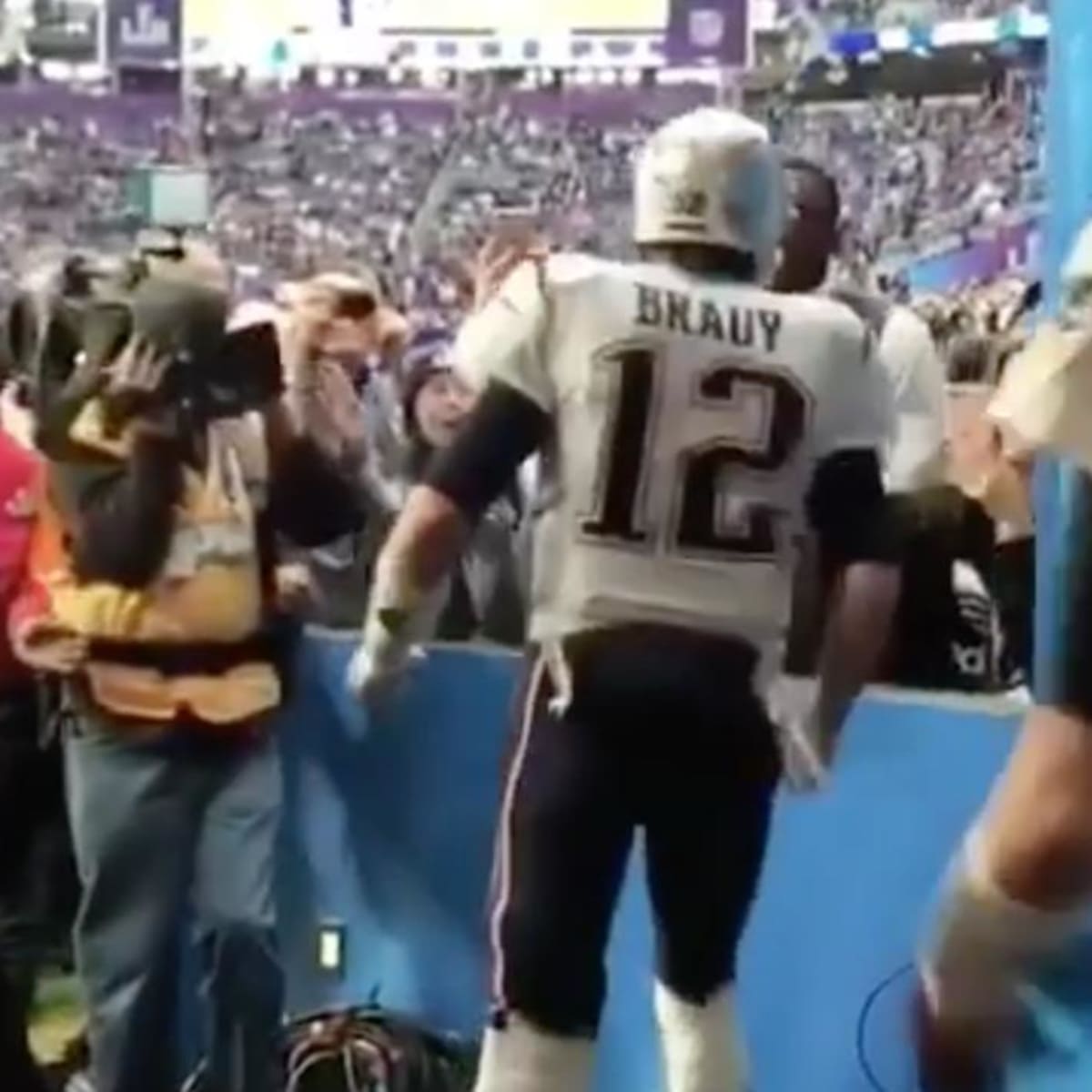 Tom Brady's pregame pass to Randy Moss was just like old times