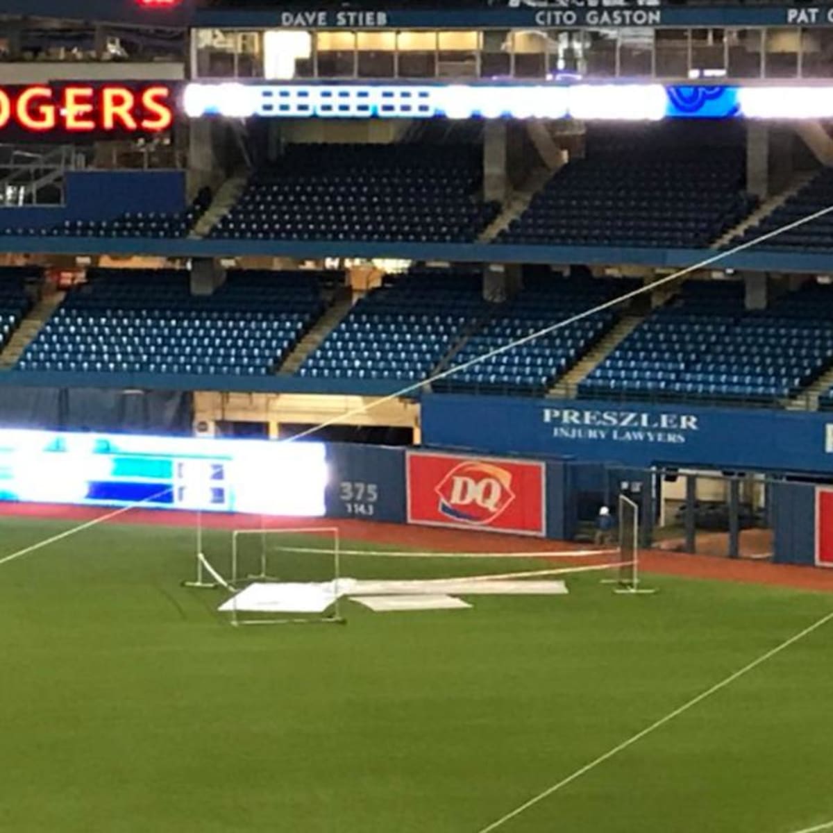 Kansas City Royals-Toronto Blue Jays game at risk because of hole in Rogers  Centre roof - ESPN