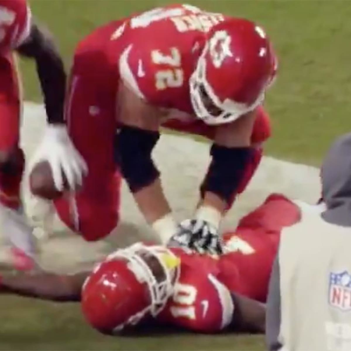 Tyreek hill does BACKFLIP after TD celebration 