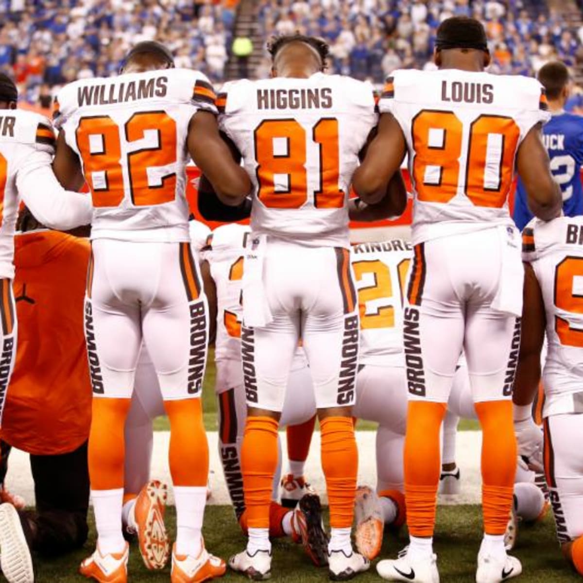 Browns players kneel in a circle during national anthem prior to