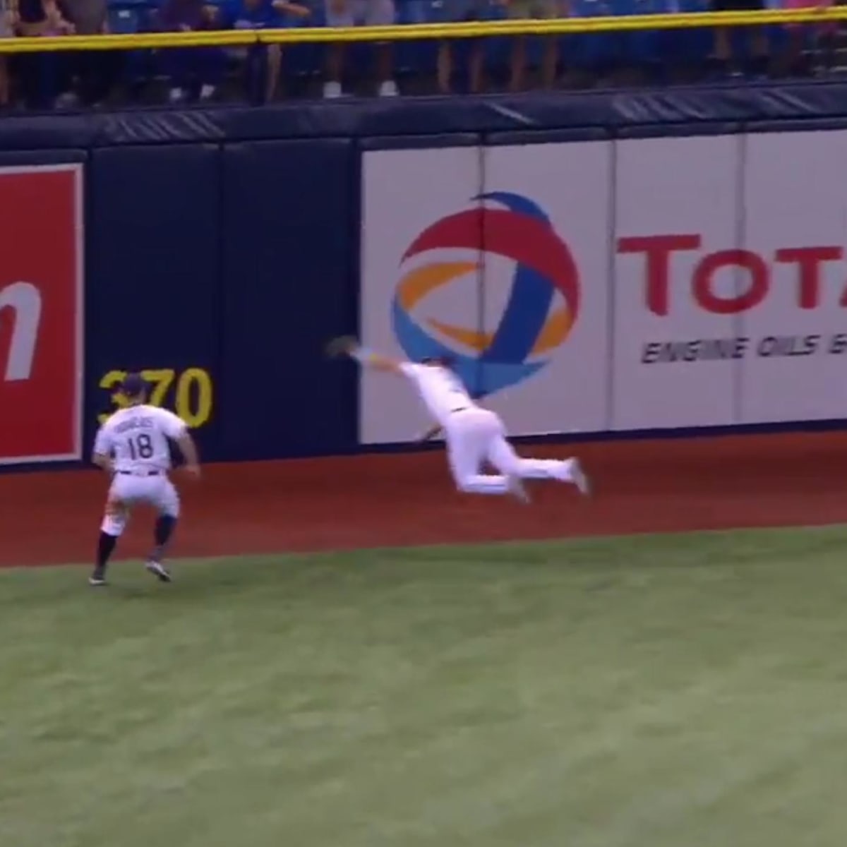 Rays' Kevin Kiermaier breaks hand attempting diving catch