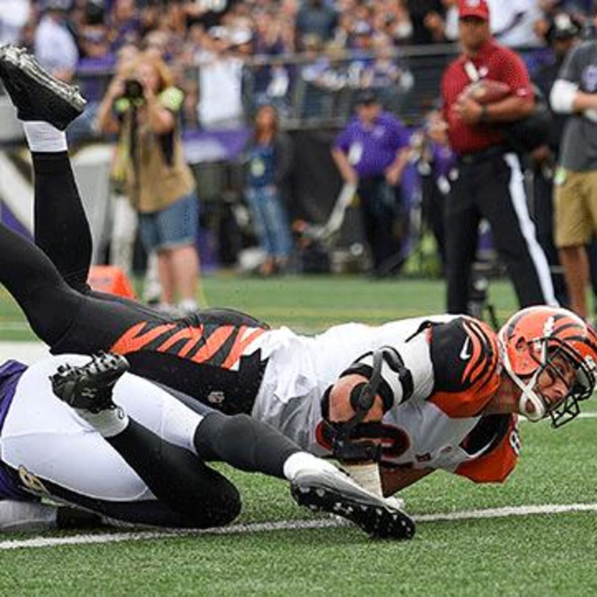 I was very confused when the announcers said this was not a touchdown. It  was obviously a TD from the replay. : r/Saints