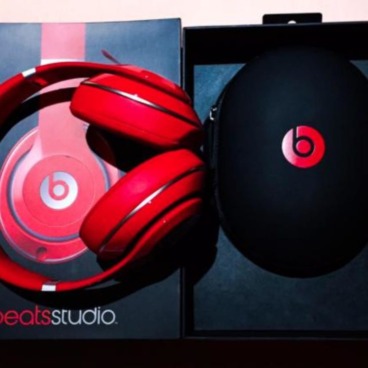 LeBron James gifts Ohio State football players Beats headphones