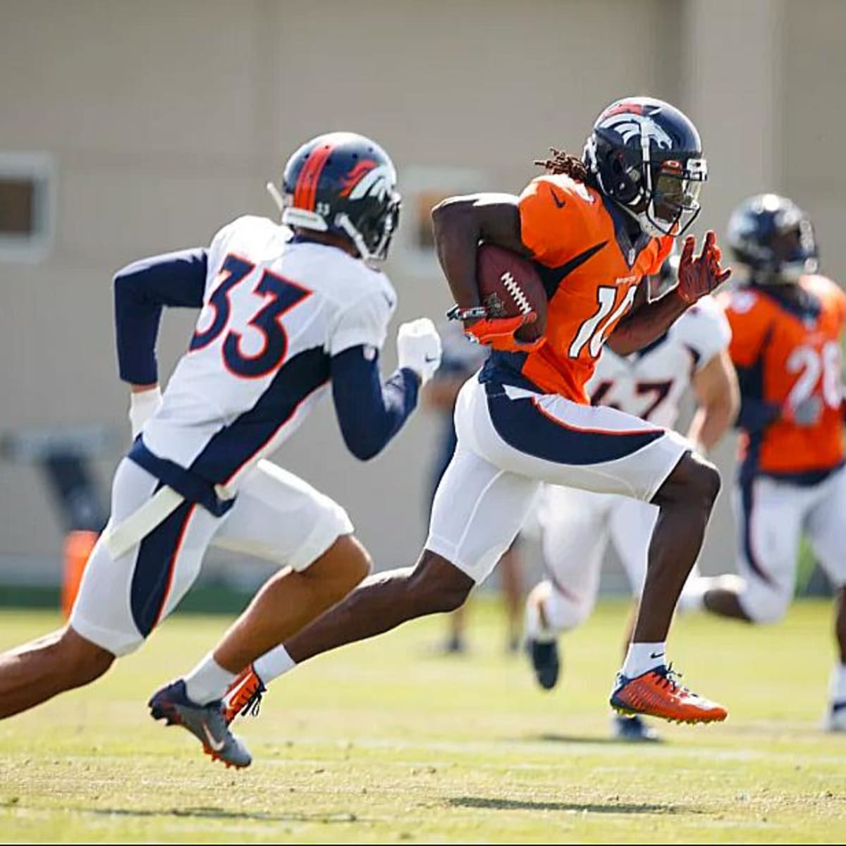 Denver Broncos: Emmanuel Sanders is running with cleats again