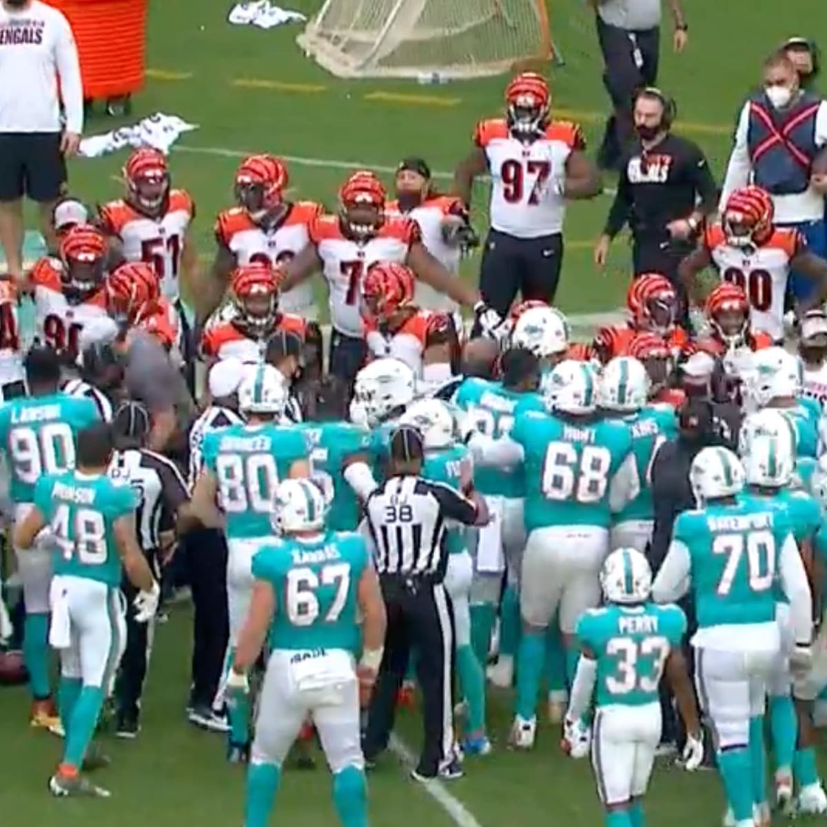 Miami Dolphins and Cincinnati Bengals Clear Benches For Punt Return Brawl