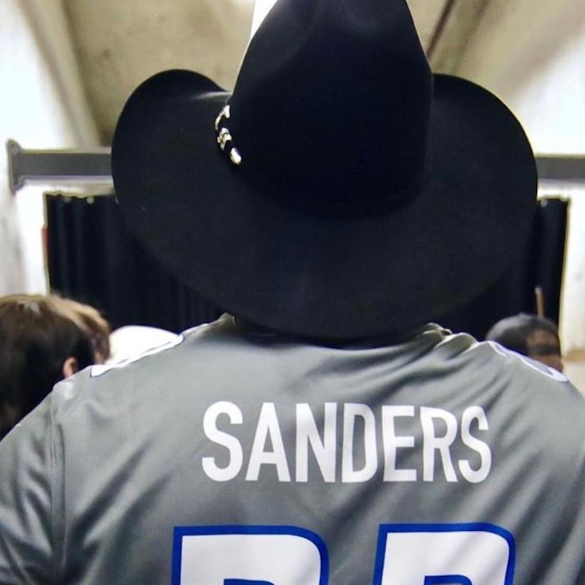 Barry (not Bernie) Sanders jersey angers Garth Brooks fans - Los