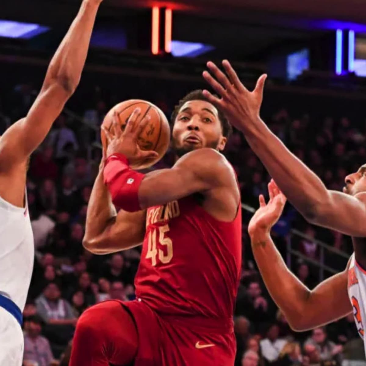 Donovan Mitchell throwing first pitch at Cyclones game amid Knicks