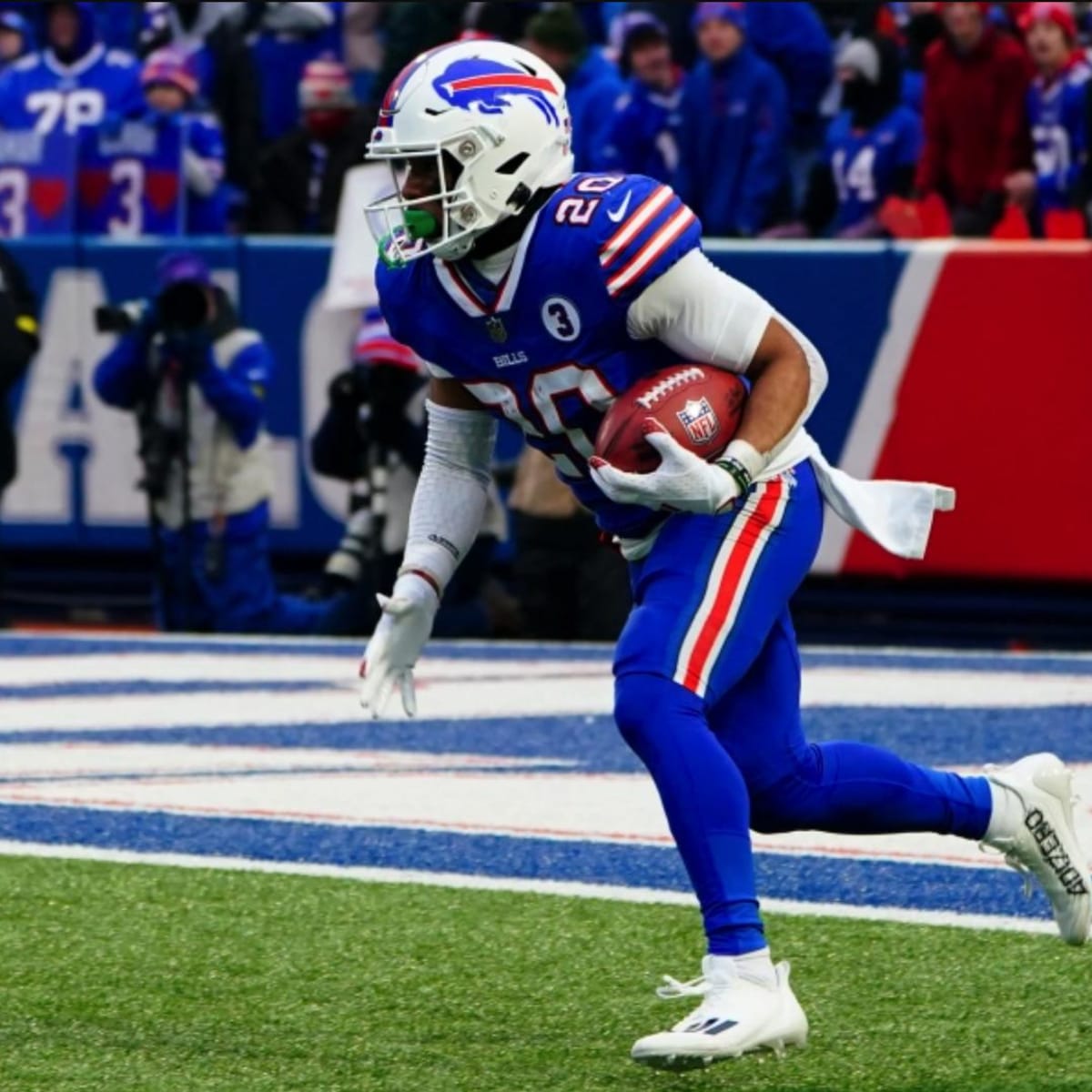 Bills RB Nyheim Hines Cops 'Santa's Helpers' Cleats For Christmas Eve Game