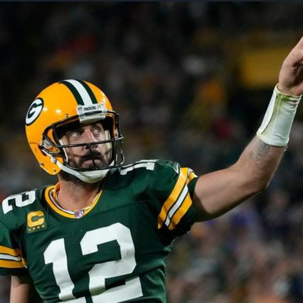 Aaron Rodgers says he will remain with Packers next season