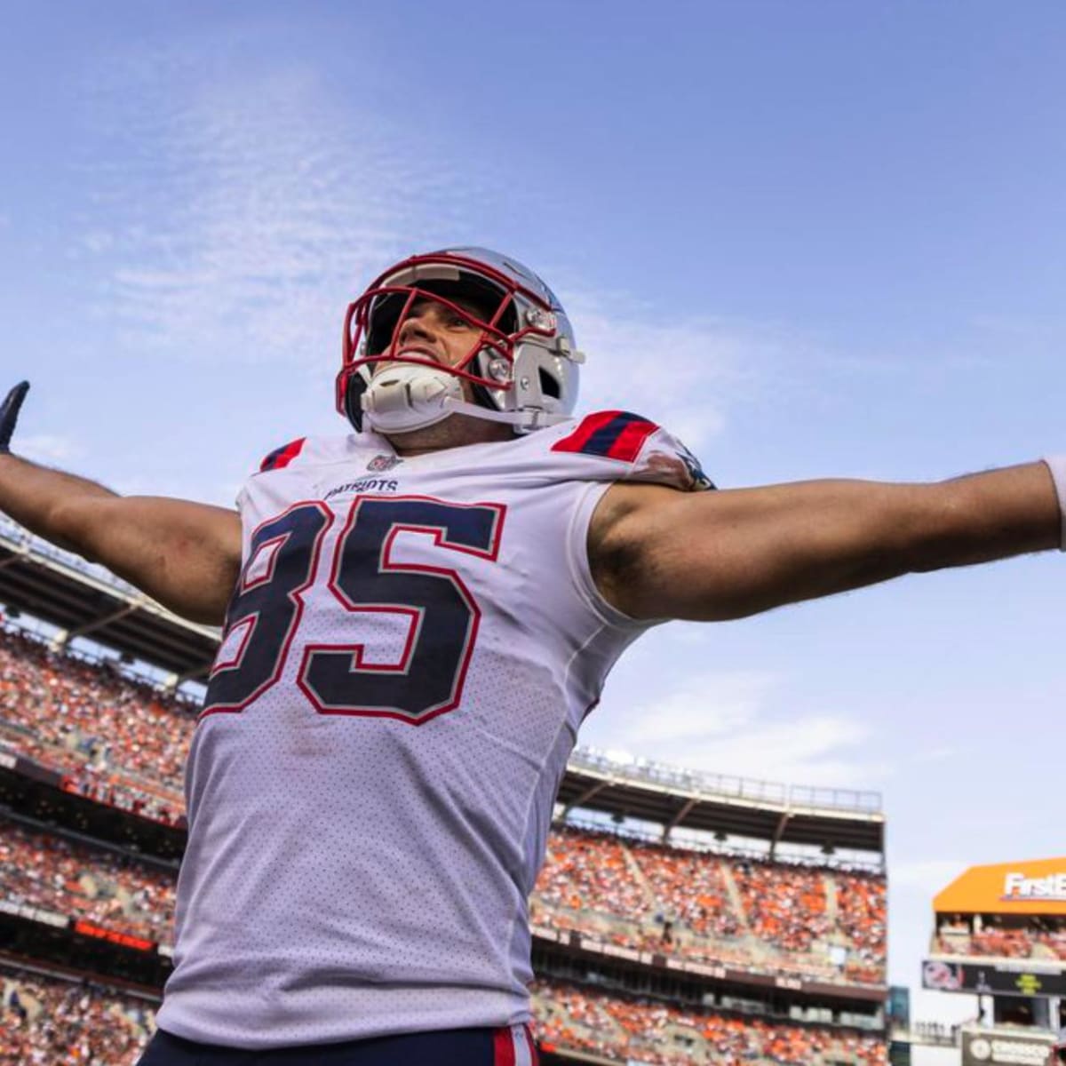 Hunter Henry Reveals New Jersey Number He'll Wear With Patriots