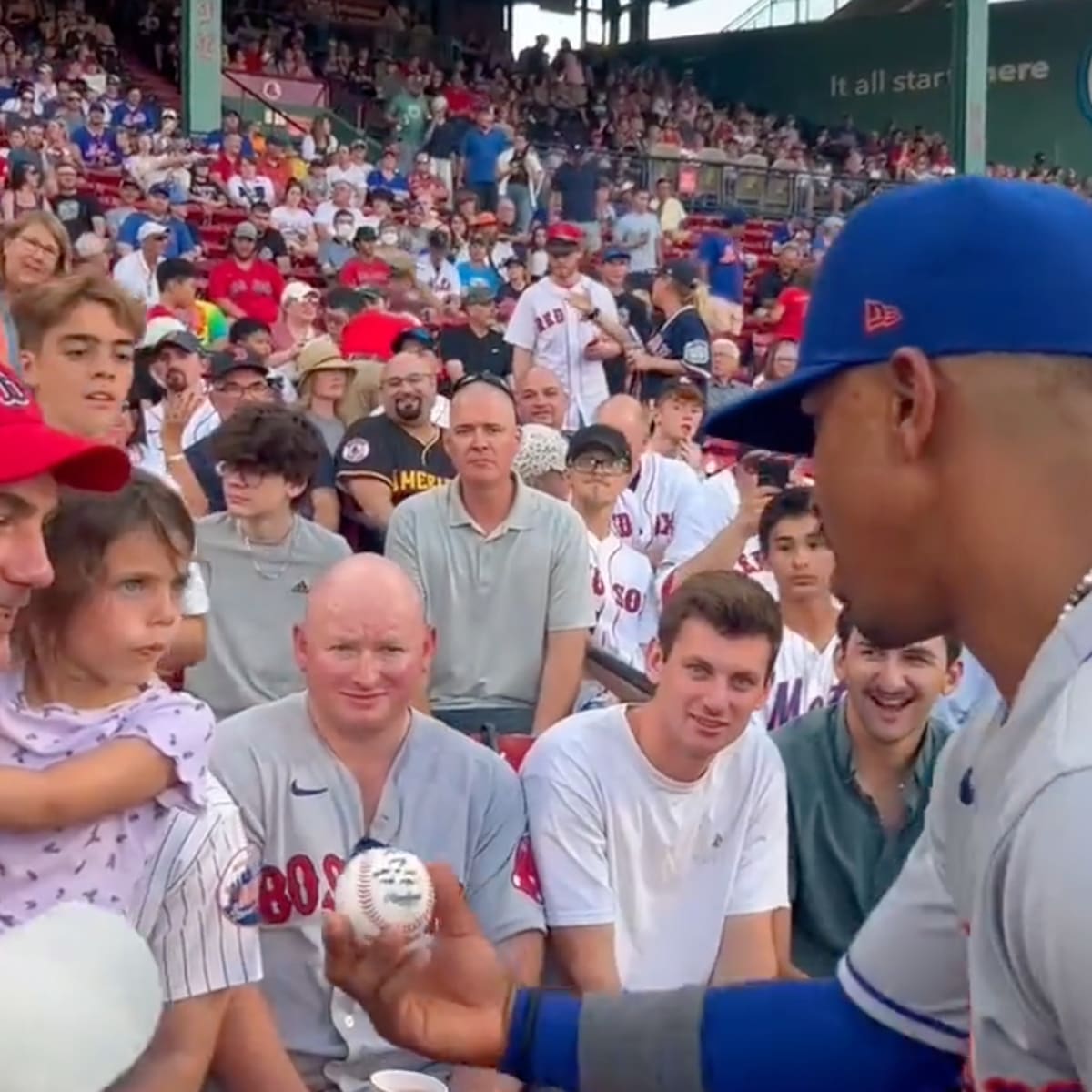 MLB fans react to Francisco Lindor giving a signed ball to a young Red Sox  fan -Such a class act