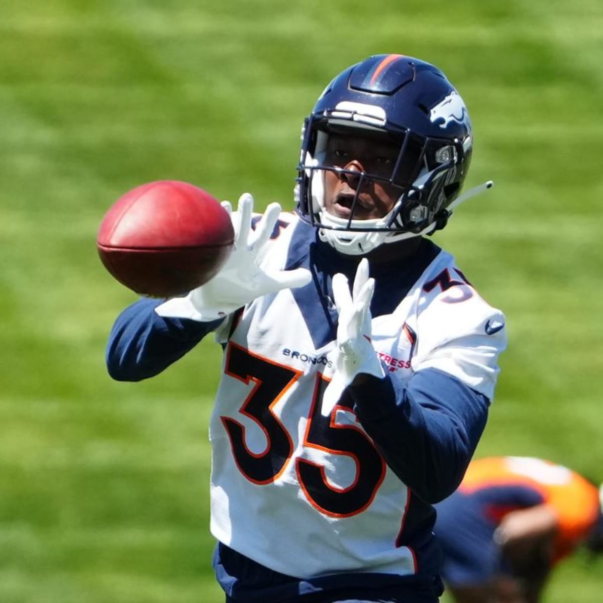 Denver Broncos Training Camp  Day 12: A Clear Leader in the Center  Competition Emerges - Sports Illustrated Mile High Huddle: Denver Broncos  News, Analysis and More