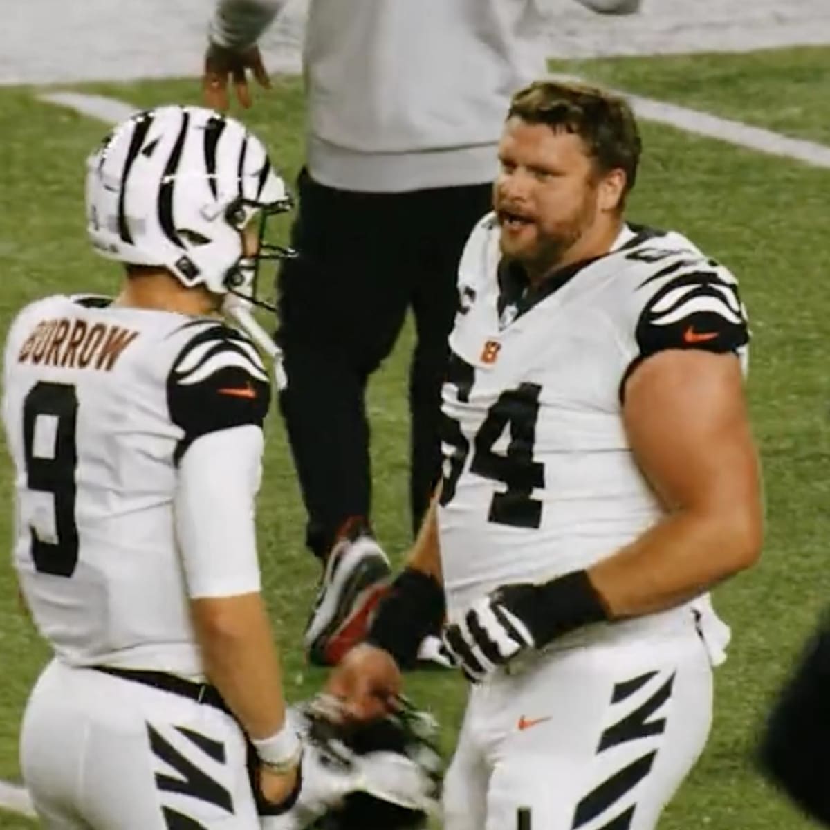 Photo: Bengals Ted Karras reacts after defeating the Miami Dolphins -  KYP20220929036 