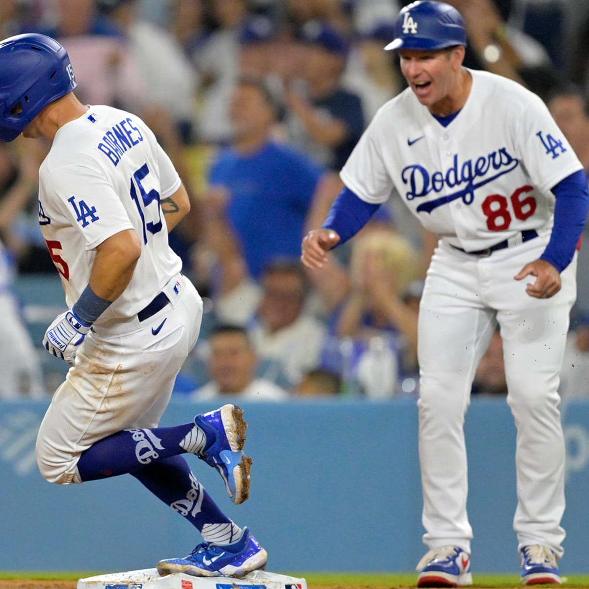 Barnes homers for first time in nearly a year, Dodgers beat