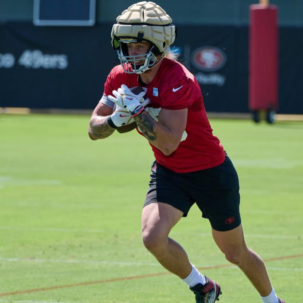 San Francisco 49ers' T.Y. McGill, middle, takes part in drills during the  NFL team's football training camp in Santa Clara, Calif., Wednesday, July  26, 2023. (AP Photo/Jeff Chiu Stock Photo - Alamy