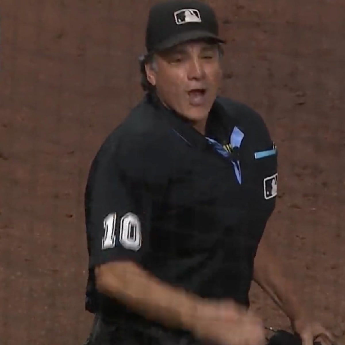 Umpire curses on hot mic during Giants-Padres game: video