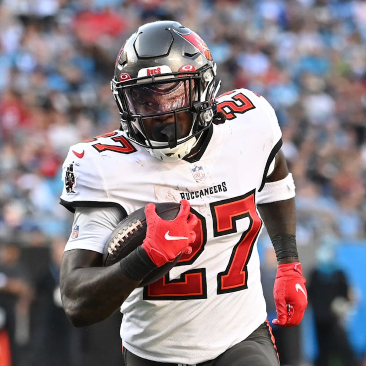 Buccaneers stay unbeaten with 27-17 victory over struggling Bears