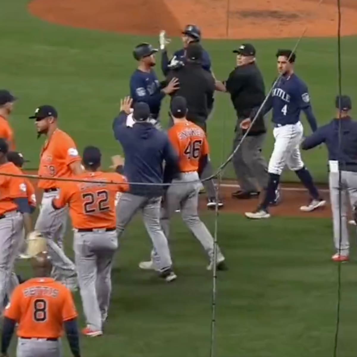 Fight breaks out between Astros, Dodgers fans 