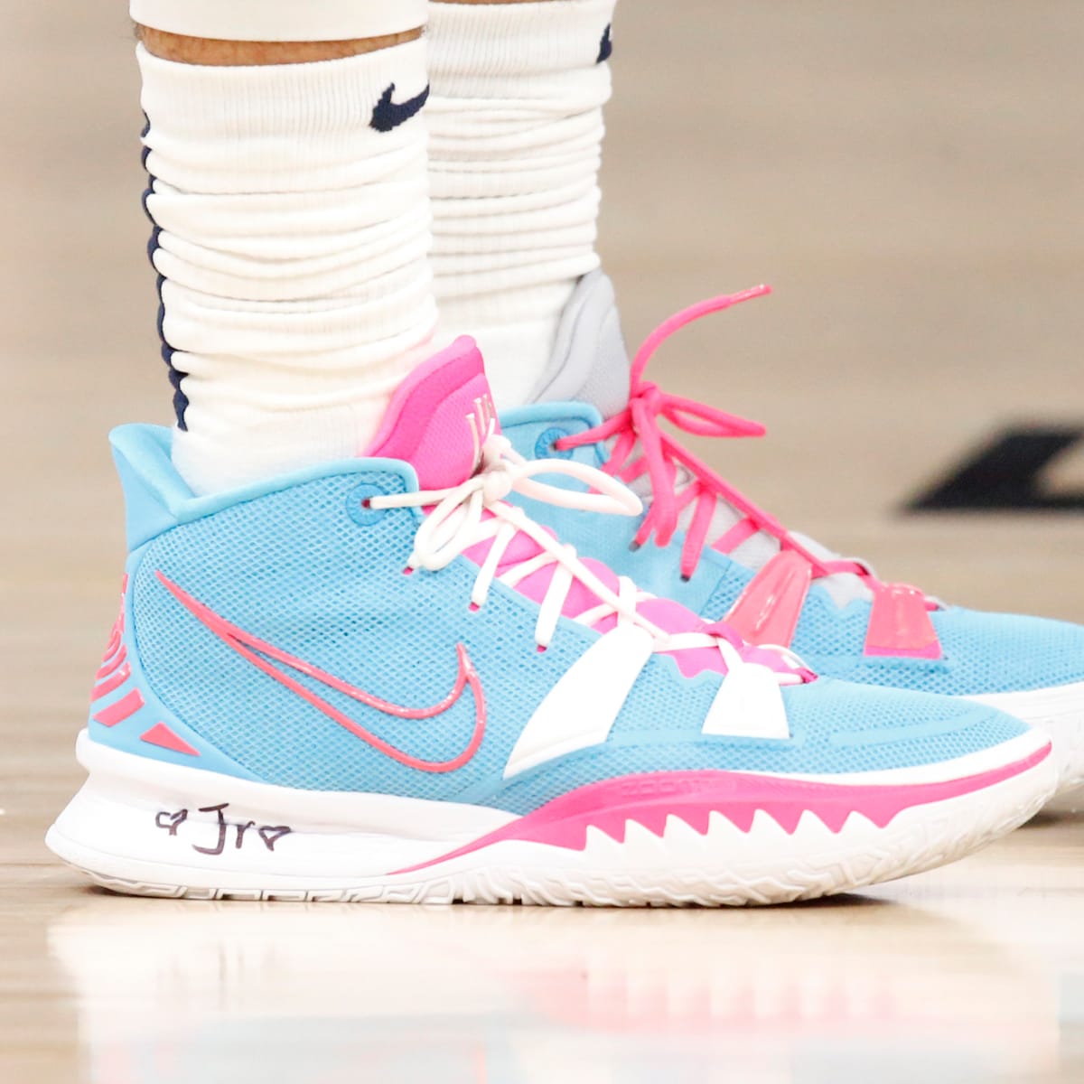 Best pink sale basketball shoes