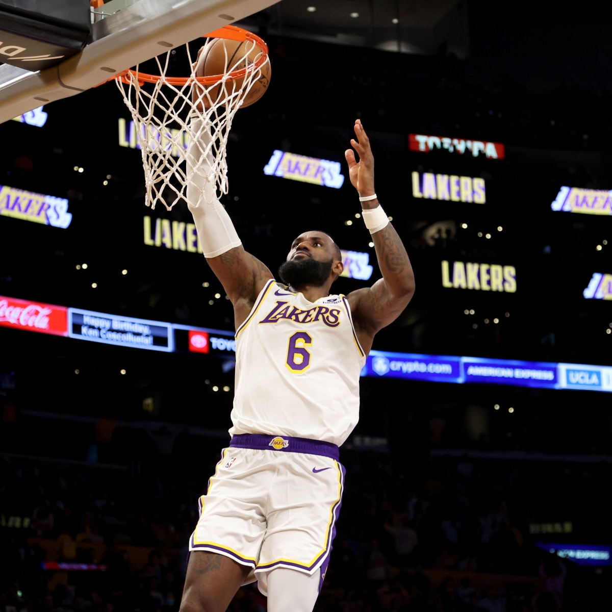 Cleveland Cavaliers Commentators Take Playful Shot At Lakers