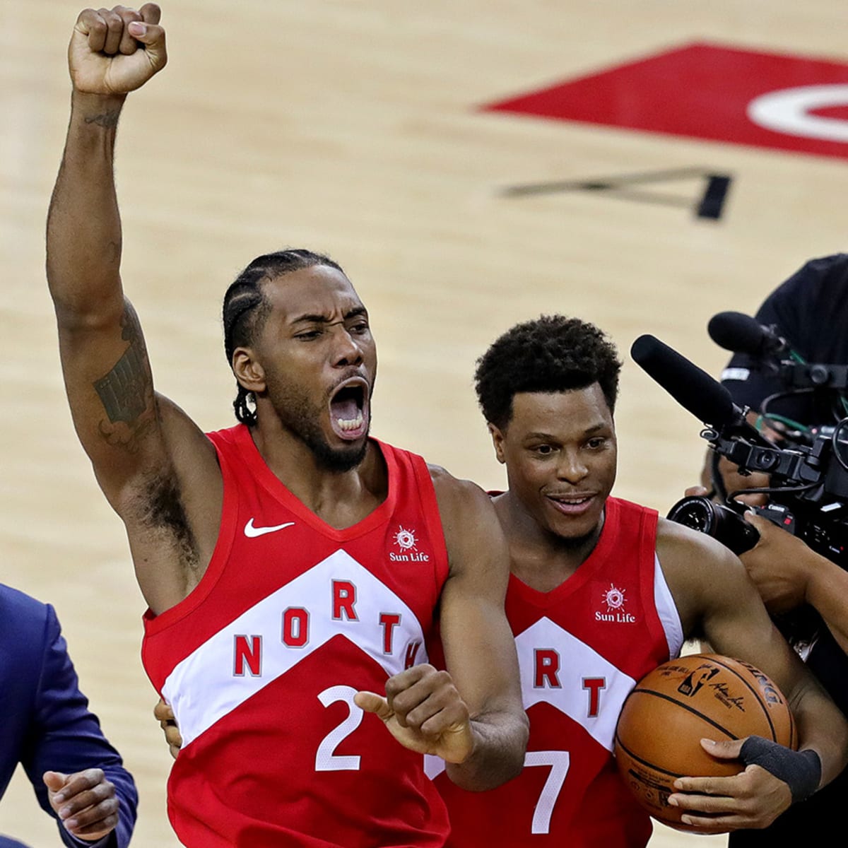 Is kawhi leonard playing clearance for the raptors tonight