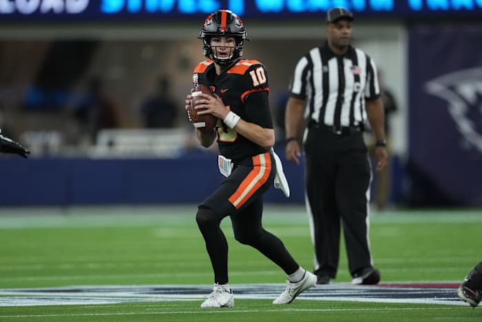 Oregon State Beavers quarterback Chance Nolan (10) throws the ball against the Utah State Aggies in the first half of the 2021 LA Bowl at SoFi Stadium.