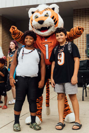 Bengals' Sam Hubbard distributing backpacks to students