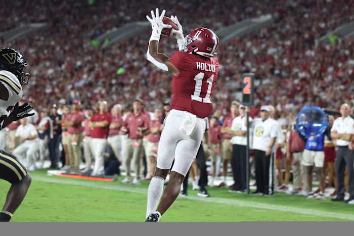 Traeshon Holden scores a touchdown against Vanderbilt