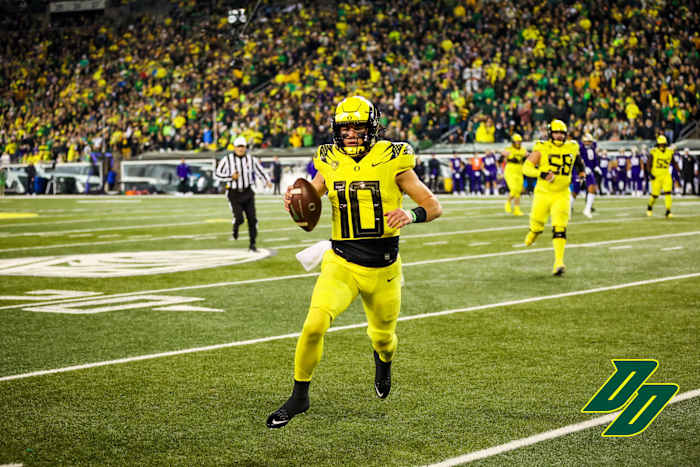 Oregon Ducks quarterback Bo Nix runs vs. Washington.