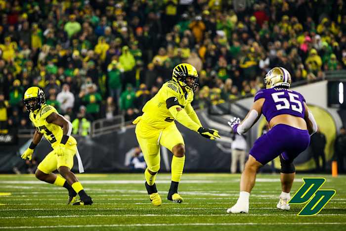 Oregon Ducks defenisve lineman Brandon Dorlus rushes the passer against the Washington Huskies.