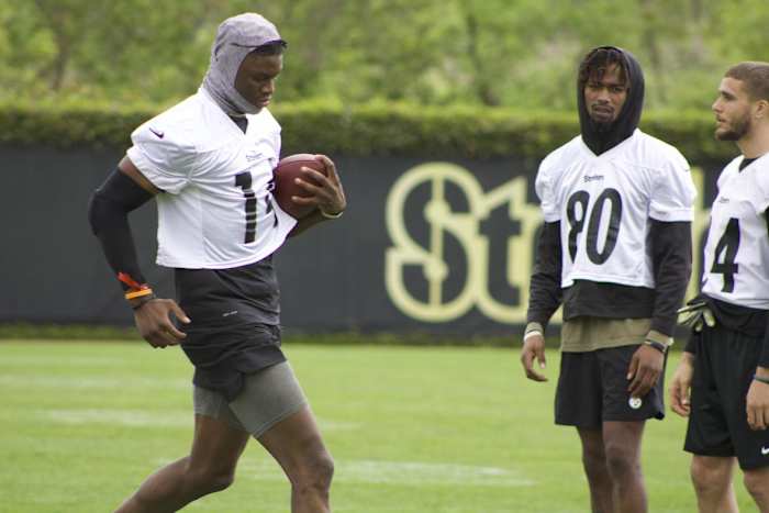 Steelers receiver runs routes during practice.