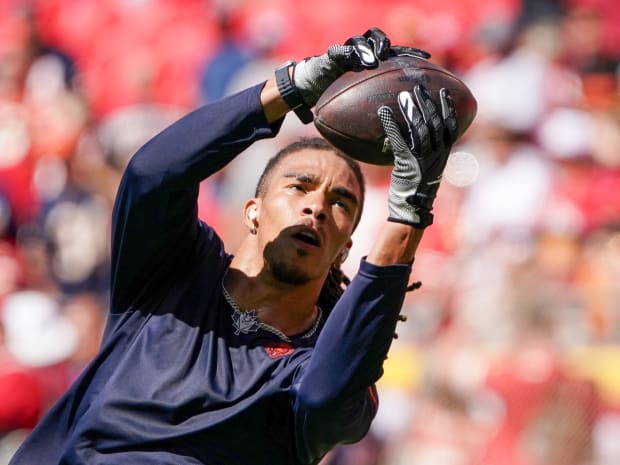 Los Angeles Chargers wide receiver Mike Williams (81) warms ups before an  NFL football game against the Las Vegas Raiders Monday, Oct. 4, 2021, in  Inglewood, Calif. (AP Photo/Kyusung Gong Stock Photo - Alamy