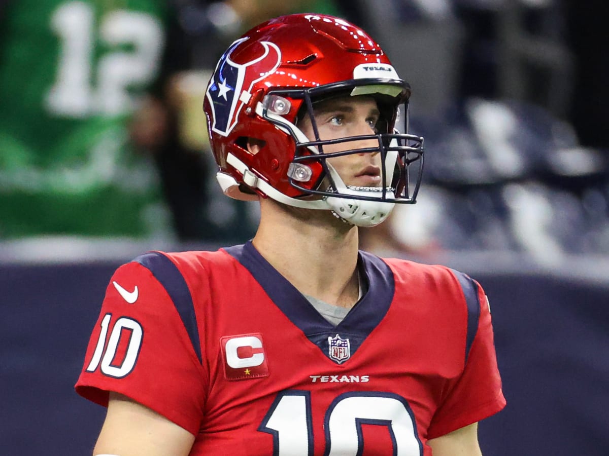 Texans HC Lovie Smith announces Davis Mills will return as