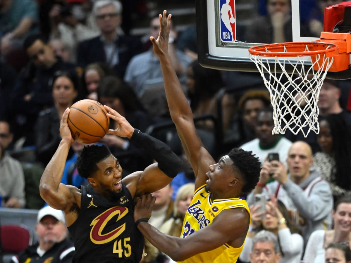 Donovan Mitchell injury updates: Cavaliers SG returns to bench after  briefly going to locker room Tuesday vs. Nets - DraftKings Network