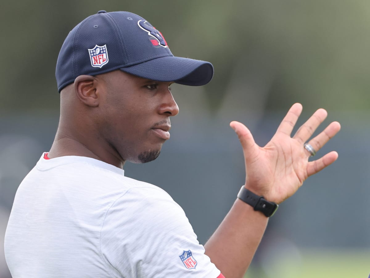 Houston Texans camp: Why DeMeco Ryans is calling plays on defense