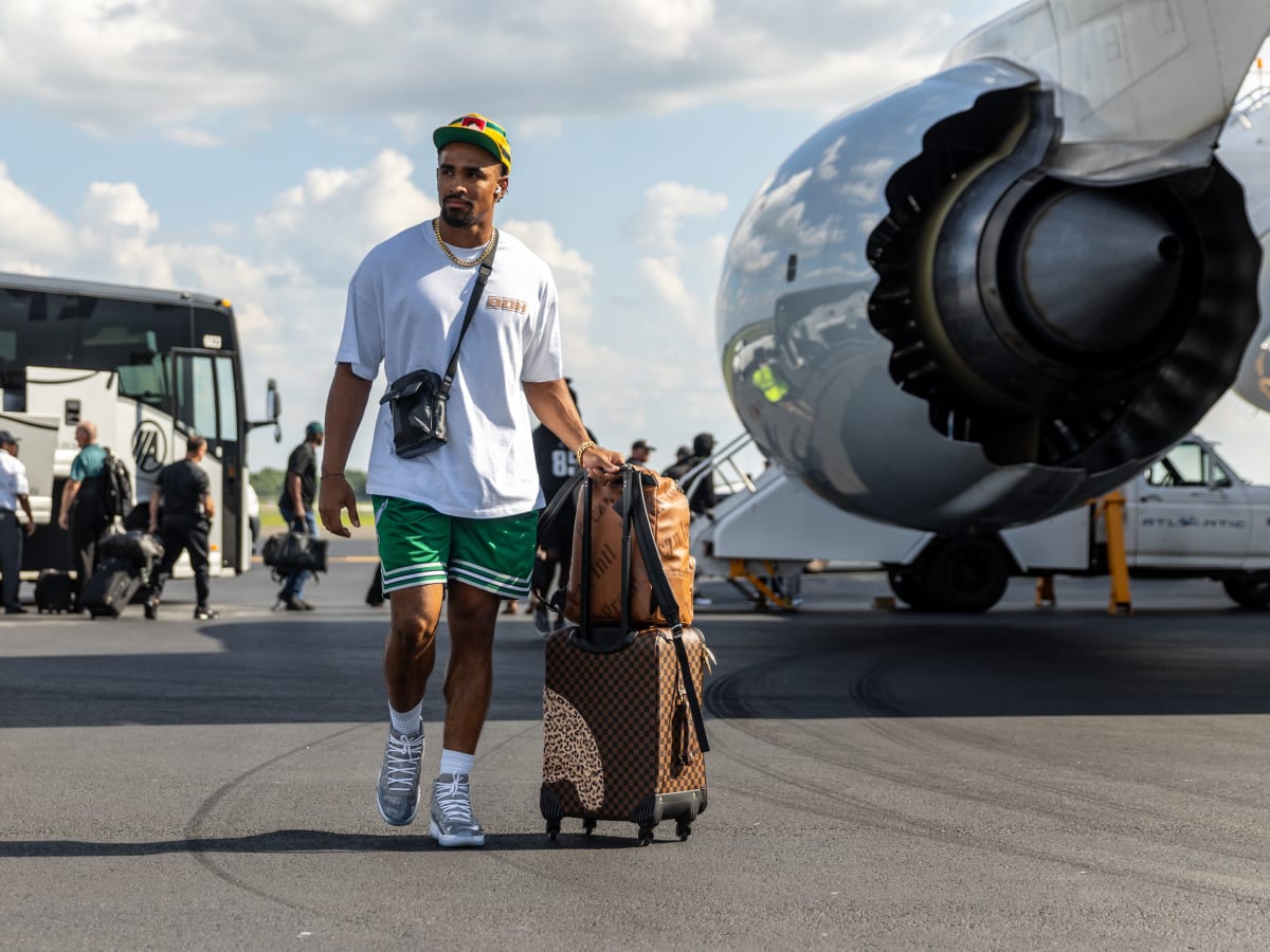 Jalen Hurts Outfit Goes Viral With Clashing Purple at Eagles Game –  Footwear News