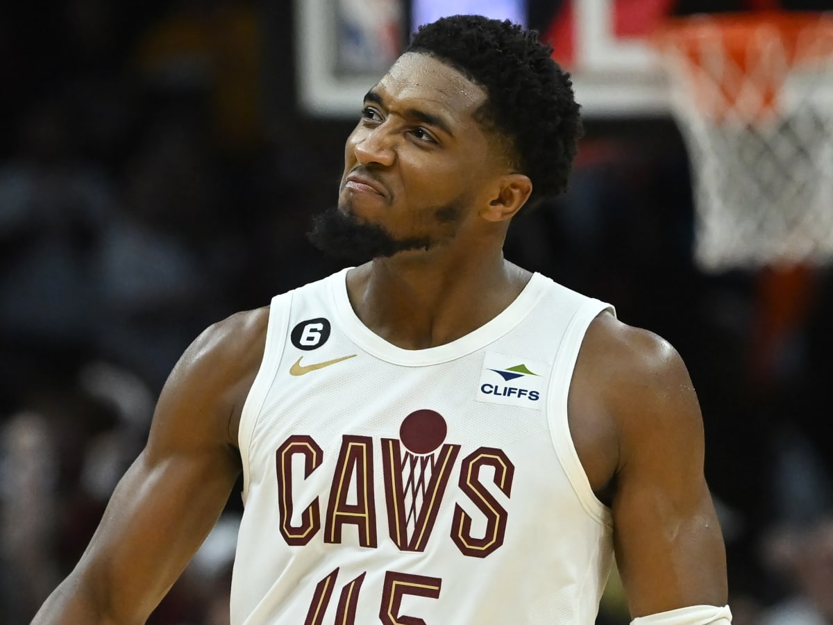 Donovan Mitchell injury updates: Cavaliers SG returns to bench after  briefly going to locker room Tuesday vs. Nets - DraftKings Network