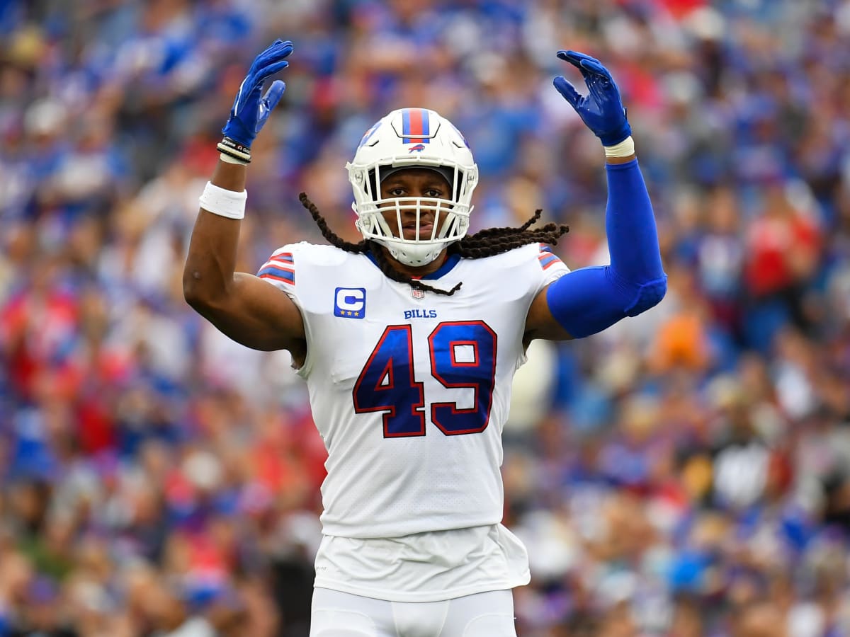 Buffalo Bills middle linebacker Tremaine Edmunds, left, swaps his