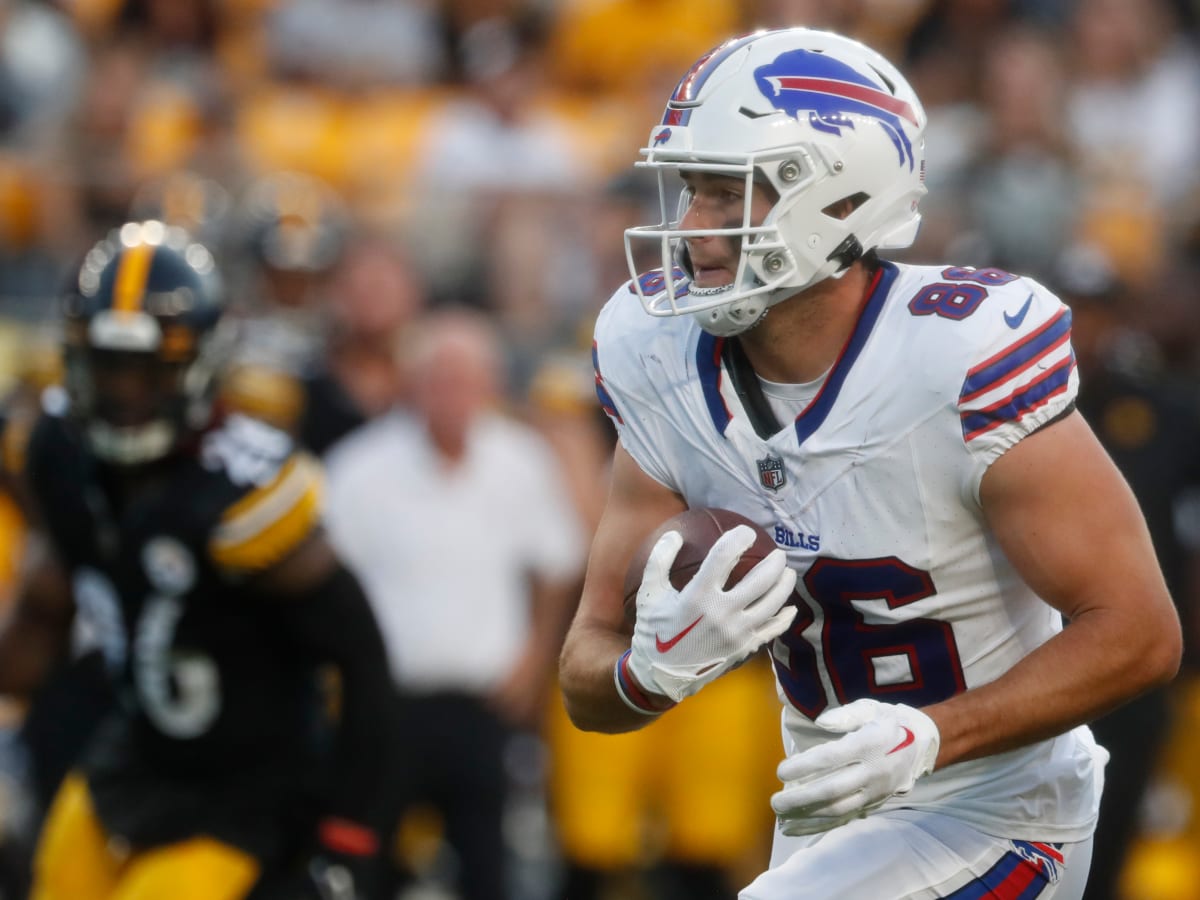 Buffalo Bills tight end Dalton Kincaid (86) throws the ball during the NFL  football team's rookie minicamp in Orchard Park, N.Y., Friday May 12, 2023.  (AP Photo/Jeffrey T. Barnes Stock Photo - Alamy