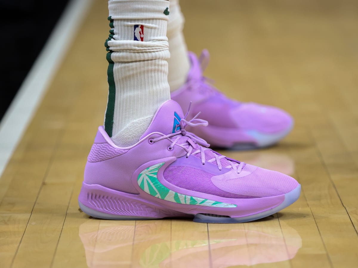 giannis wearing his shoes