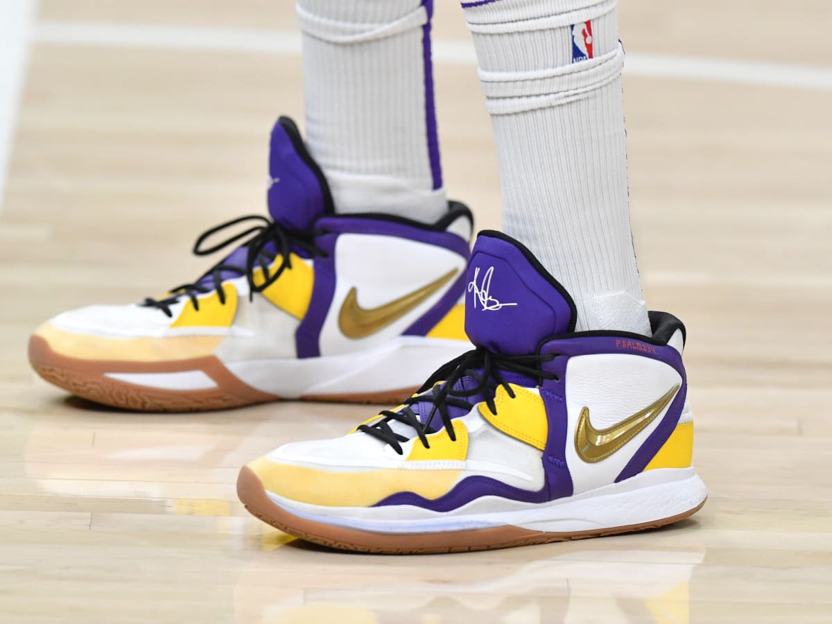 Motiveren Makkelijk in de omgang Artiest Kyrie Irving's Nike Shoes are On Sale for Half-Price - Sports Illustrated  FanNation Kicks News, Analysis and More