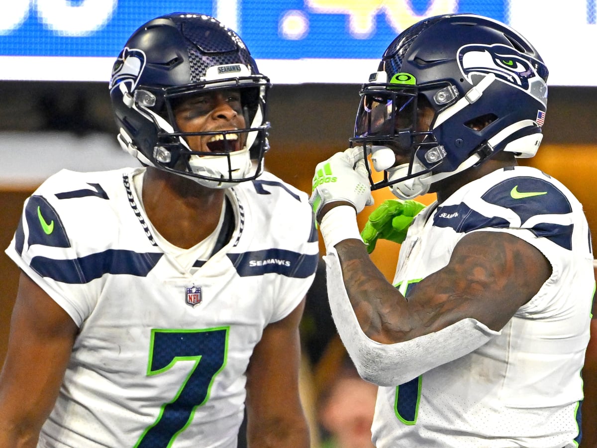 Seattle Seahawks quarterback Geno Smith warms up before an NFL football  game against the Las Vegas Raiders Sunday, Nov. 27, 2022, in Seattle. (AP  Photo/Caean Couto Stock Photo - Alamy