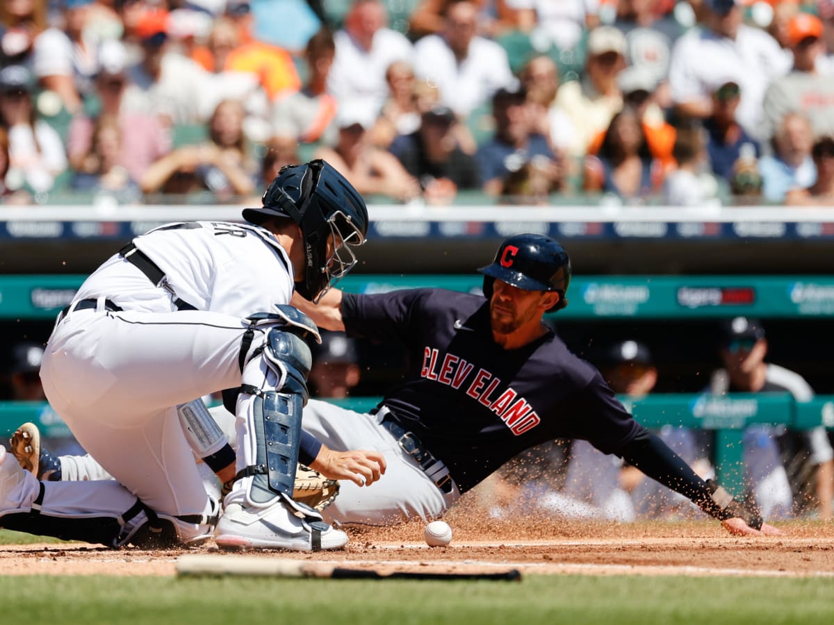 Cincinnati Reds trade catcher Tucker Barnhart to Detroit Tigers