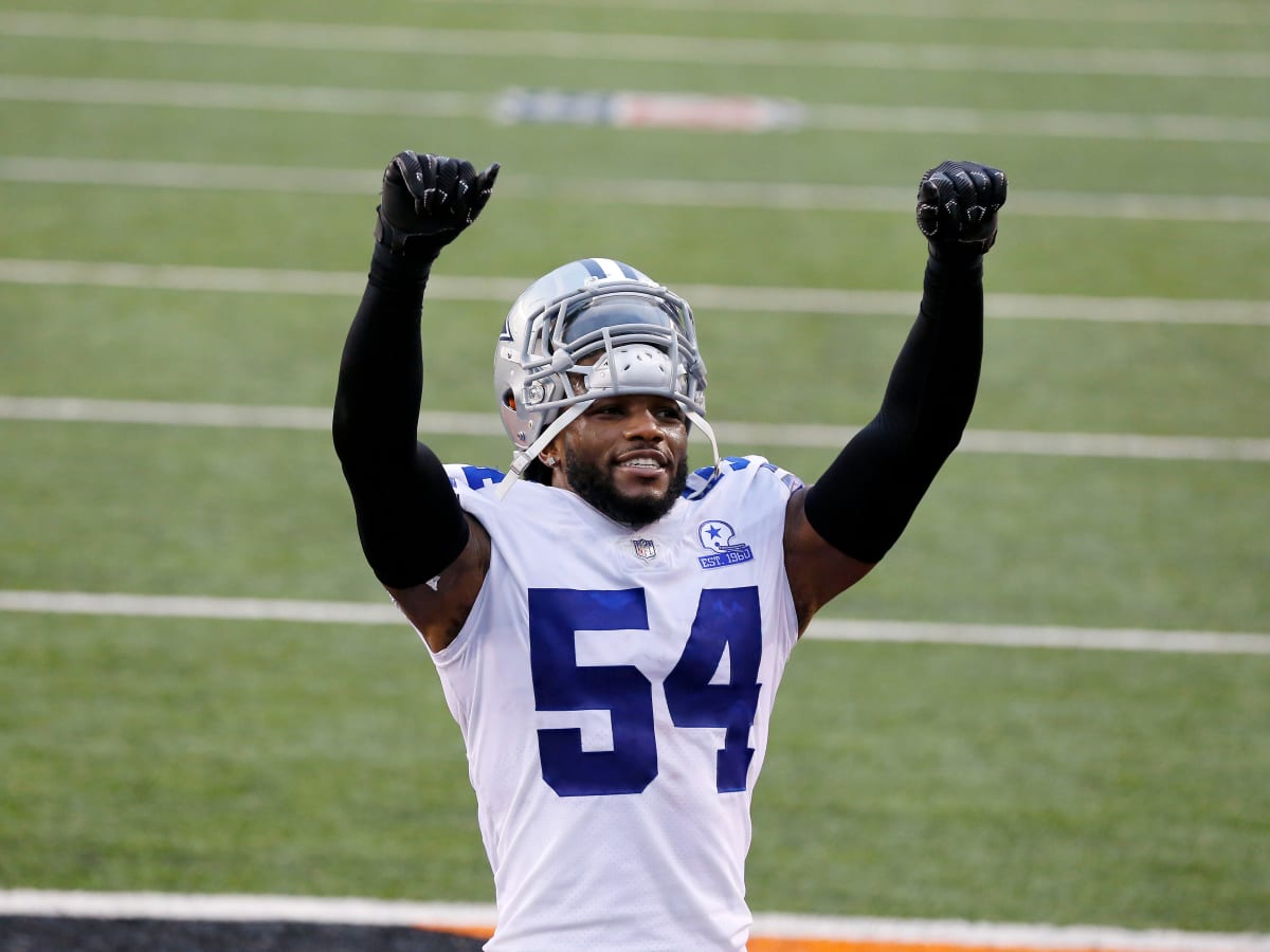 New York Giants linebacker Jaylon Smith (54) looks to defend