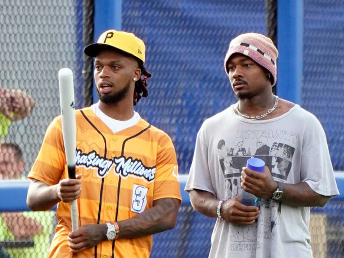 Stefon Diggs, Bills teammates attend Damar Hamlin softball event