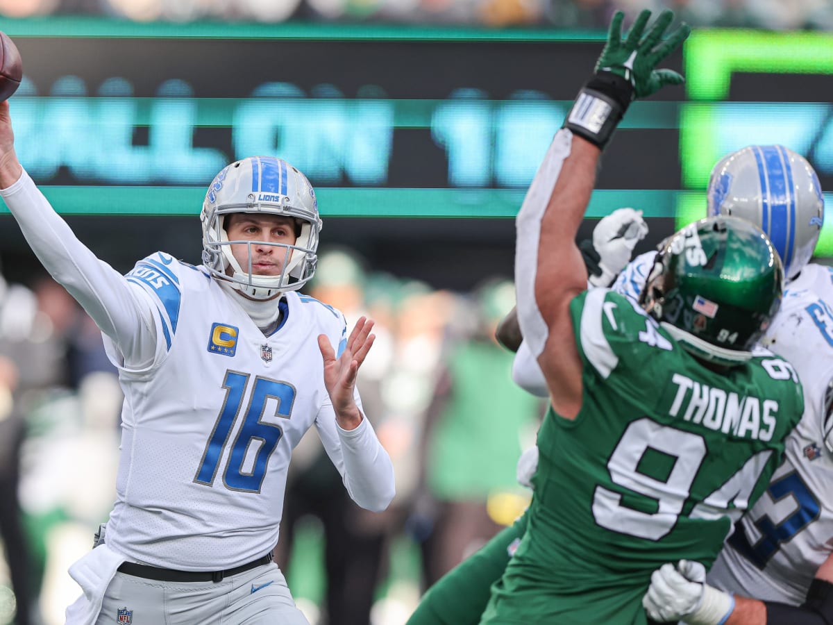 New York Jets defensive end Solomon Thomas (94) reacts against the Chicago  Bears during an NFL football game Sunday, Nov. 27, 2022, in East  Rutherford, N.J. (AP Photo/Adam Hunger Stock Photo - Alamy